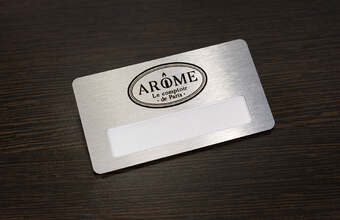 серебряный бейджик с окном